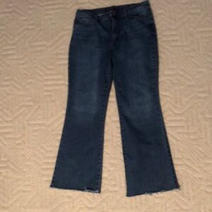 Amanda bootcut Gloria Vanderbilt jeans not distressed but bottom frayed